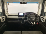 【前方視界】開放的な前方視界!運転がしやすく疲れにくいです♪窓が大きく、見通しがとっても良いおクルマですよ♪