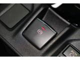 電動パーキングブレーキを採用。指で軽く引き上げればパーキングブレーキが掛かり、押すと解除ができます。