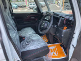 毎日過ごす運転席は要チェック。シートのへたり・擦れ、視界のイメージまで伝わる重要ポイント。