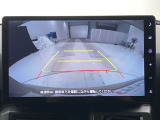 こちらのバックカメラは画面にラインが表示されておりますので、バック時のクルマの進行方向の目安になります。より高いレベルで車庫入れをサポートする、便利な機能ですね。