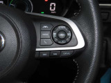 ステアリングスイッチ付きで、運転中に視線を前に向けたまま操作できます。