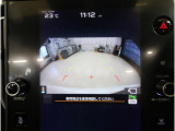 後方の映像を車内の11.6インチディスプレイに表示。 ステアリング操作に連動して動くガイドラインが、駐車や車庫入れをよりスムーズにサポート。狭いスペースでも安心して操作できる頼れる機能です。