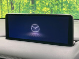【10.25インチマツダコネクト】車内の雰囲気にマッチした大型ディスプレイ。スマホ接続でのナビ使用やBluetooth再生等、様々な機能が楽しめます。直感的なダイヤル操作が可能で、使い勝手も良好です。