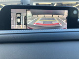 360度ビューカメラを搭載。4方の小型カメラの映像を処理し、車両真上からの映像に変換しています。