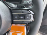 【クルーズコントロール】アクセル操作なしで一定速度を保つ機能。先行車との距離を自動調整する追従型が主流で、高速走行時の疲労を劇的に軽減します。長距離移動が多いお客様への商談では必須の快適装備です。
