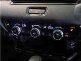 【オートエアコン】温度を設定すれば自動で快適な車内温度を保ちます。エアコン内部の高性能脱臭フィルターで車内のアレルゲンや花粉を除去。