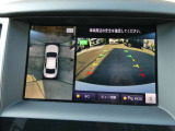 ギアを『R』に入れるとナビ画面に、まるで雲の上から覗いているような映像が映り、駐車をサポートしてくれます。