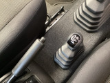 路面の状況に応じて、2WD/4WDの駆動方式を変える副変速機です。