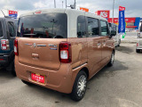 右斜め後ろからの特徴的なフォルム。狭い路地裏でも運転しやすそうな小回りが利くコンパクトボディ♪
