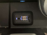 充電用USB端子付き。スマートフォンなどの充電に便利です。