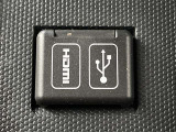 こちらのクルマはUSB接続コネクタも装備されています♪スマホの充電などにお使い下さい。ご旅行中での充電切れも、これなら心配いりませんね!