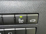 隣車線を走る車両をレーダーで検知し、ドアミラーでは確認しにくい後側方エリアに存在する車両に加え、急接近してくる車両も検知します。車両を検知するとドアミラーに搭載されたLEDインジケーターが点灯します。