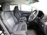 ゆったり室内で運転もしやすいです♪使い勝手の良い配置も考えられています!!