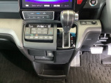 足元スッキリ、インパネシフトです。パーキングブレーキはフットブレーキタイプなので、運転席と助手席の間がスッキリしています。