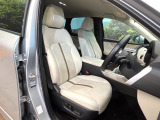 運転席まわりには十分なスペースがあり、大柄な方でもゆったり運転していただける環境です。
