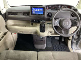 CVT車のセレクトレバーです。低速から高速まで、変速ショックのないスムーズな走りを実現するとともに、エンジン効率のよい領域を維持することで燃費にも貢献します。