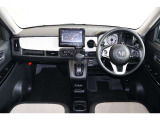 操作性に優れた運転席となります!小物入れや各ボタンの配置にこだわり、使いやすいです!座り心地もよく視認性も良好なのでロングドライブもお任せ下さい!