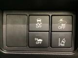 Hondaセンシング用の、VSA(ABS+TCS+横滑り抑制)解除と路外逸脱抑制機能のオンオフスイッチなどはハンドルの右側に装備しています。