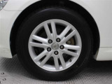 純正アルミホイールは精度が高く、走行の安定性が優れています。タイヤサイズ215/60R16