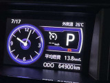前方のマルチインフォメーションディスプレイにはお車の情報がわかりやすく表示されます。