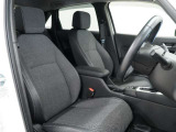 運転席のスペースはゆったりしていて、視界も広く確保されているので普段の運転からロングドライブまで快適です。