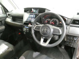 座ったときの視界も広く開放感のあるインパネです 車両感覚もつかみやすく乗りやすいクルマです ステアリングやシフトノブなどもキレイに仕上げてあります