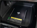 ◆ワイヤレス充電器◆ワイヤレス充電規格Qiに適合した機器を充電エリアに置くことで使用できます。
