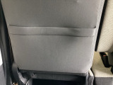 【シートバックポケット】すぐ手に取りたいアイテムをスマートにしまっておけます。限られた空間を有効に活用でき、長距離のドライブでも車内を清潔感のある落ち着いた状態に保ってくれる実用的な機能です