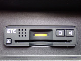 ■【ETC車載器】が装備されています。セットアップをしてお渡しとなり、ETCカードを差し込むだけで高速道路の利用が可能です。