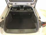 バックドアを上げた状態です。シートを倒せば荷室のスペースが広くなります!用途に合わせて快適な室内を!