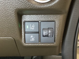 ハンドルの右側にはヘットライトリベライザーとHondaセンシング用のメインスイッチがついています。ヘッドライトリベライザーは道路状況や積荷の加重に応じてライトの高さを調節できます。