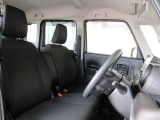 さまざまな体格の方が快適に運転できるよう配慮したシートと、操作性を考慮したステアリングホイール、ペダル、シフトレバーは、楽な運転姿勢と適切な操作性の確保により疲労を低減します。