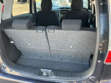 バックドアは大きく開きます。定員乗車時でも十分広いラゲッジスペースを確保しています