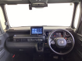 運転席は、大きな座面と包み込むような背もたれがドライバーの身体全体をしっかり支えます。上質なシート素材と座り心地のよいクッションを採用し、長時間の運転やコーナーの多い道も快適です
