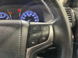 ステアリングスイッチ付きで、運転中に視線を前に向けたまま操作できます。