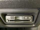 ハンドルの右下にETCがついています。高速道路の料金所の通過も楽々です!。 カードの取り出しもしやすい場所についています。