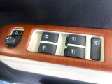 【電動格納ミラー】サイドミラーは電動格納式となっており、狭い駐車場でもキズがつくリスクを抑えられます。