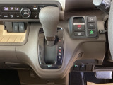 シフトはインパネシフト、パーキングブレーキは電子制御なので運転席と助手席の間はすっきりしています。