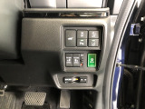 【両側電動スライドドア】リモコンや運転席のスイッチ操作のほか、ドアハンドルを少し引くだけでリアドアが自動開閉します♪