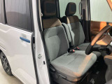【運転席シートリフタ-】運転席の高さ調整が出来るので自分の運転しやすい高さに合わせて快適なドライブをお楽しみください♪♪