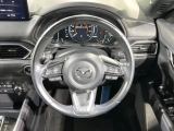 インテリアに合わせたデザインのステアリングは、運転される方のことも考え、運転しやすい形状、大きさです。是非一度、実際に触ってお確かめください。
