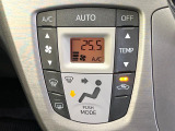 【オートエアコン】一度お好みの温度に設定すれば、車内の温度を検知し風量や温度を自動で調整。暑い&hellip;寒い&hellip;と何度もスイッチ操作をする必要はありません。快適な車内空間には必須の機能ですね♪