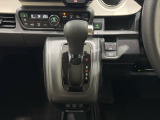 CVT車のセレクトレバーです。低速から高速まで、変速ショックのないスムーズな走りを実現するとともに、エンジン効率のよい領域を維持することで燃費にも貢献します。