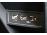 USBオーディオ用ソケットがついていますので携帯電話などを接続すれば音楽等の再生が可能です!充電用ソケットもございます!