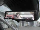インテリジェントル-ムミラ-付です。切り替えレバーで車両後方の映像をミラーに映し出すので車内の状況や天候に左右されず、とっても見やすいです!