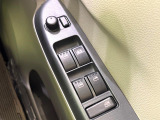 【電動格納ミラー】サイドミラーは電動格納式となっており、狭い駐車場でもキズがつくリスクを抑えられます。