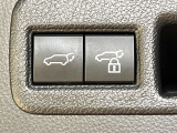 【パワーバックドア】スマートキーや運転席のボタンを押すだけでリアゲートが自動で開閉します!荷物を持っている時や、高い位置にあるバックドアを閉める際に便利な機能です♪
