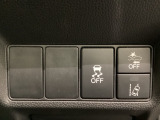 Hondaセンシング用の、VSA(ABS+TCS+横滑り抑制)解除と路外逸脱抑制機能のオンオフスイッチなどはハンドルの右側に装備しています。