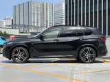 2つのスクリーンを並列したカーブドディスプレイを「X5」として初採用