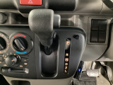 隣には操作性の良いゲート式のシフトレバー。